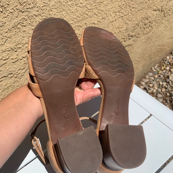 Clarks Collection tan block leather heels sandals size 7.5M - Picture 13 of 15
